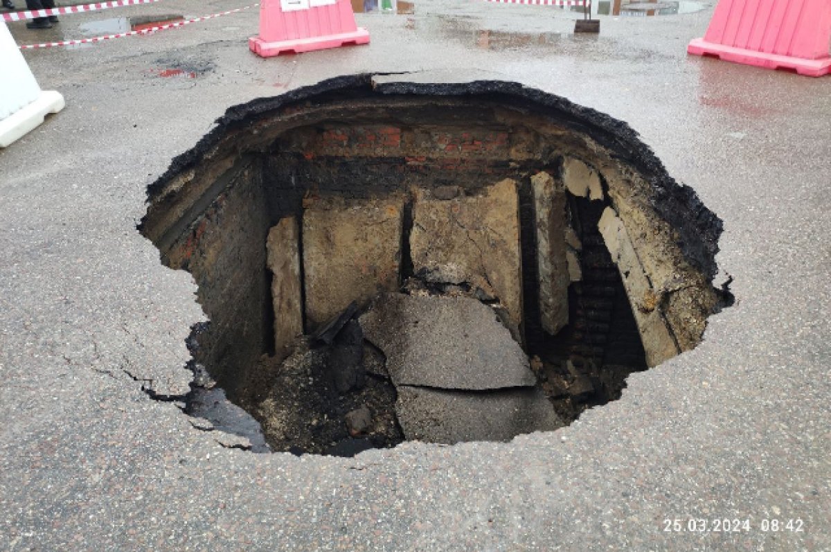 Под гигантским провалом на дороге в Городце нашли подвал | АиФ Нижний  Новгород