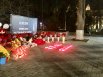 Ночная инсталляция у парка Горького горела красными свечами.