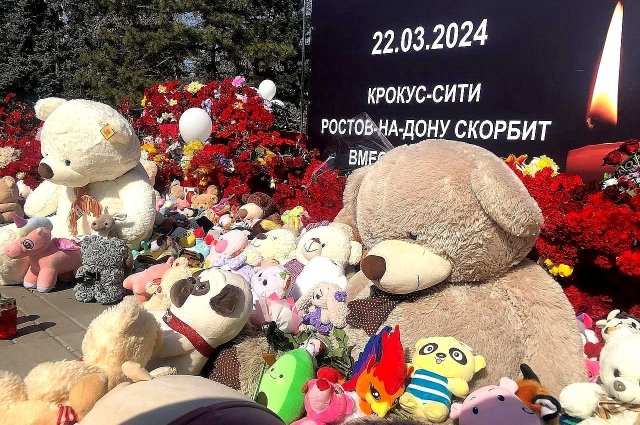 Стихийный мемориал в Ростове в память погибших при теракте.