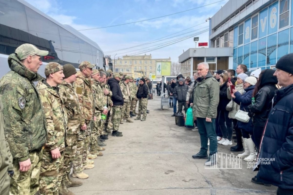 Бойцы 99-го полка отправились из Саратова на СВО | АиФ Саратов