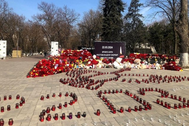 В парке Горького в центре Ростова третий день прирастает цветами и игрушками стихийная инсталляция в память о погибших в теракте.