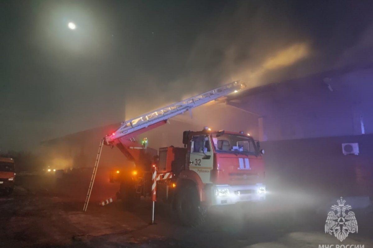 В Рубцовске тушат крупный пожар в торговом центре