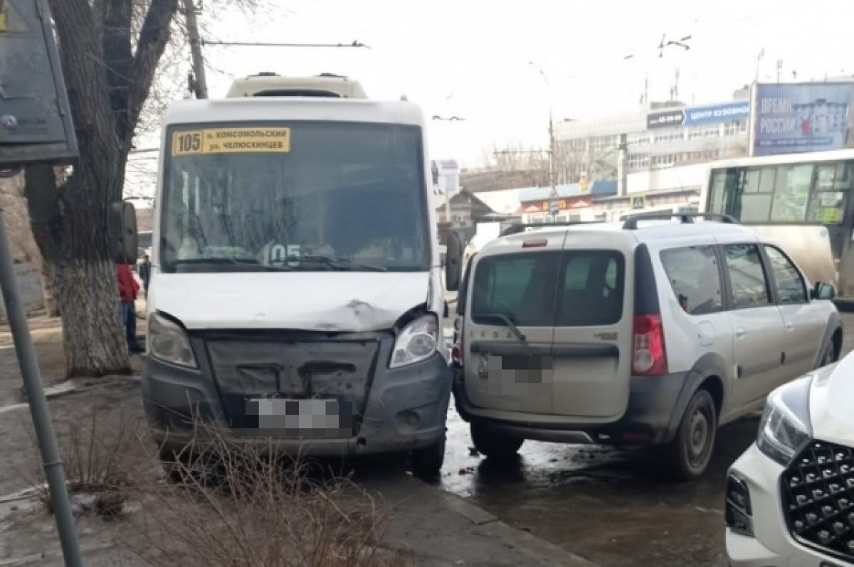 В Саратове водитель маршрутки №105 из-за недомогания врезался в «Ларгус» |  АиФ Саратов