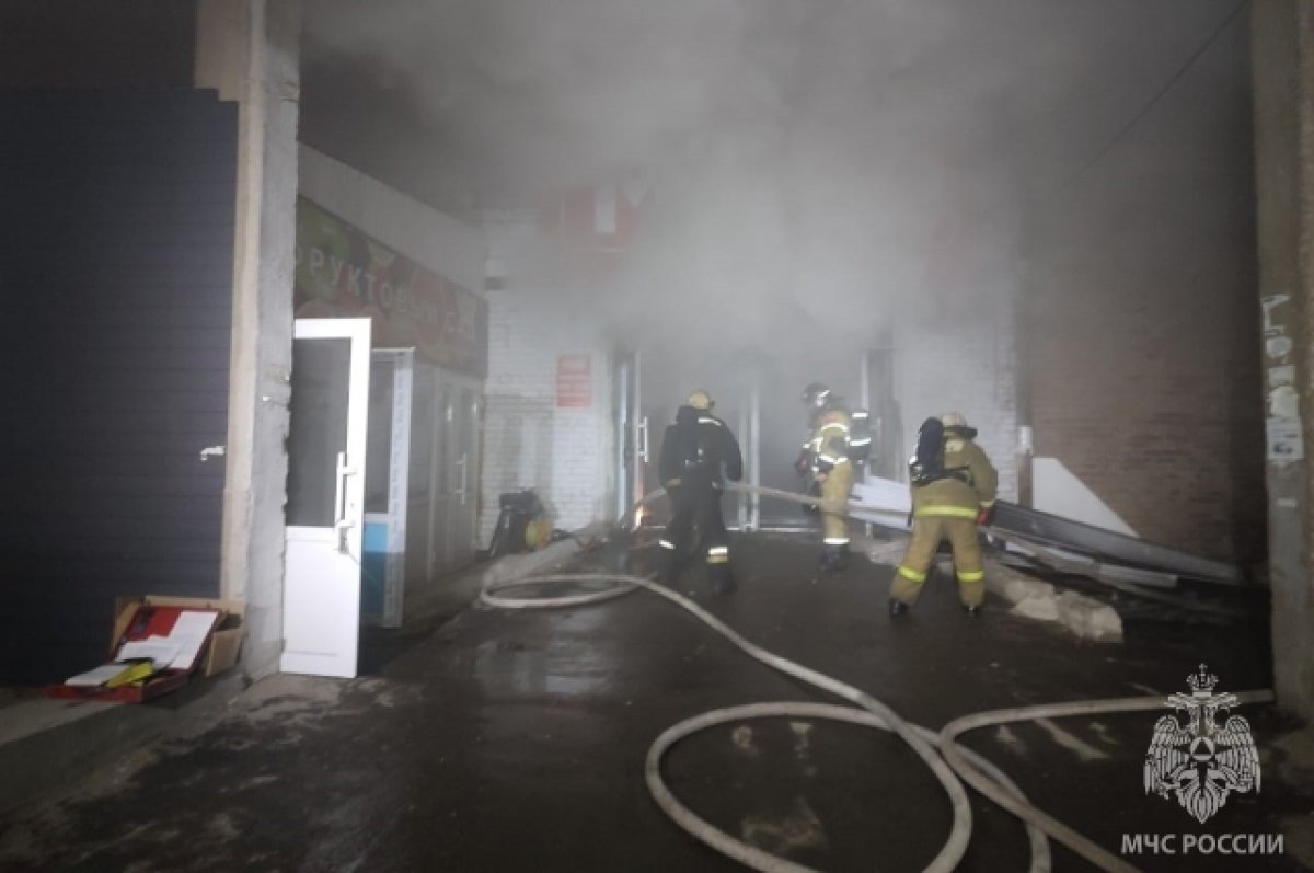 Пожар в рубцовском торговом центре полностью потушили