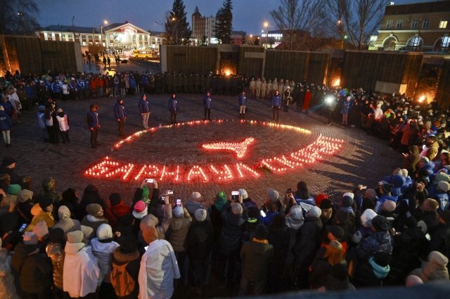 Из свечей выложили журавля, олицетворяющего невинных жертв.