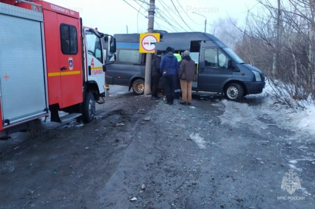 В Ульяновске микроавтобус врезался в столб, пострадали 6 человек | АиФ  Ульяновск