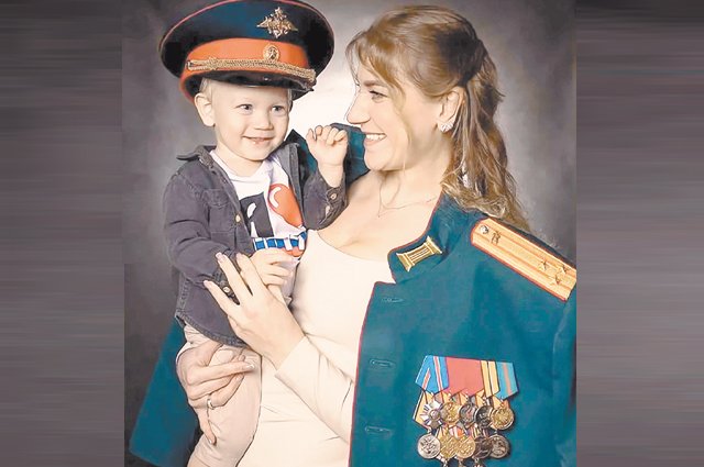 Старший лейтенант Шканова с Александром Ивановичем, который пока только «лялякает».