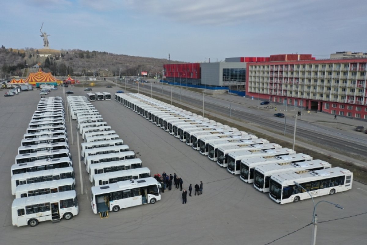 Волгоградский губернатор лично убедился в качестве новых сельских автобусов  | АиФ Волгоград