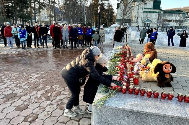 Игрушки и лампады на площадь Славы принесли сахалинцы в память о погибших в теракте.