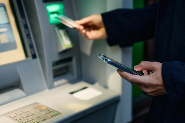 Можно ли снимать деньги в других банкоматах