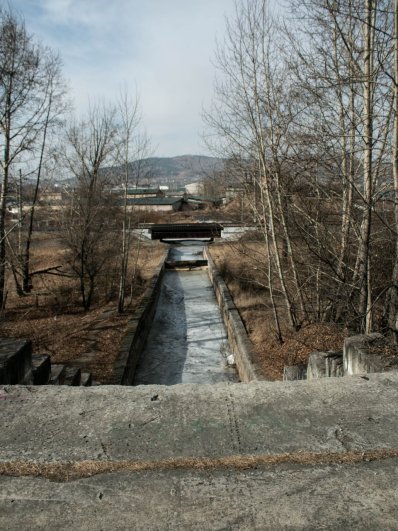 Низ Батарейной сопки. Бетонный мост через канаву на фоне железной дороги