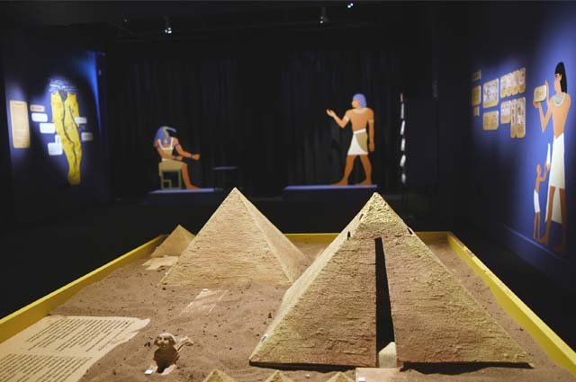 Посетители могут увидеть макеты пирамид, яркие рисунки на стенах, настоящие мумии и саркофаги.