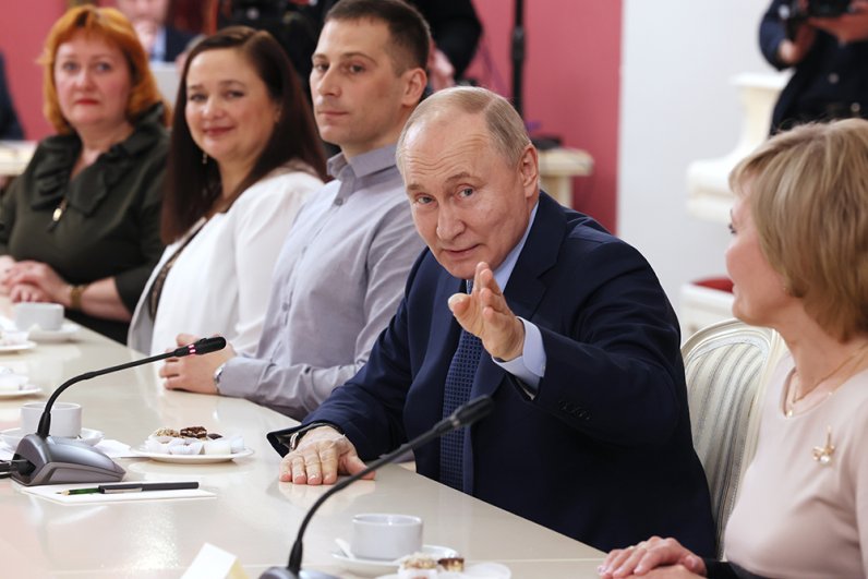Президент РФ Владимир Путин встречается с работниками культуры Тверской области в музейном комплексе «Гостиница Пожарских» в Торжке.