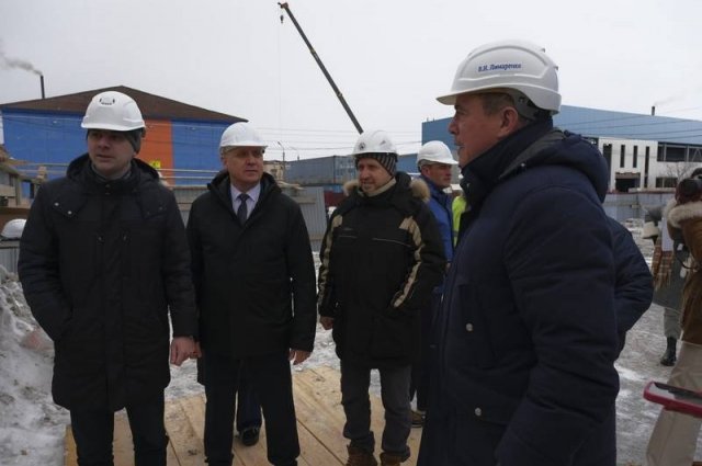 Губернатор инспектирует строительные площадки в Макарове.