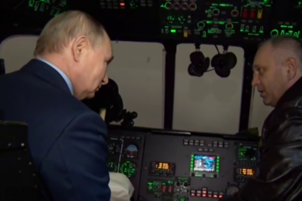 Путин посидел за штурвалом вертолёта и вспомнил, как управлял им