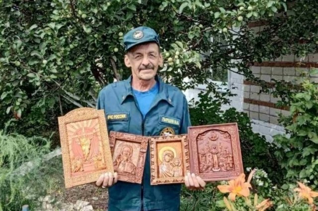 Водитель МЧС создает своими руками шедевры.