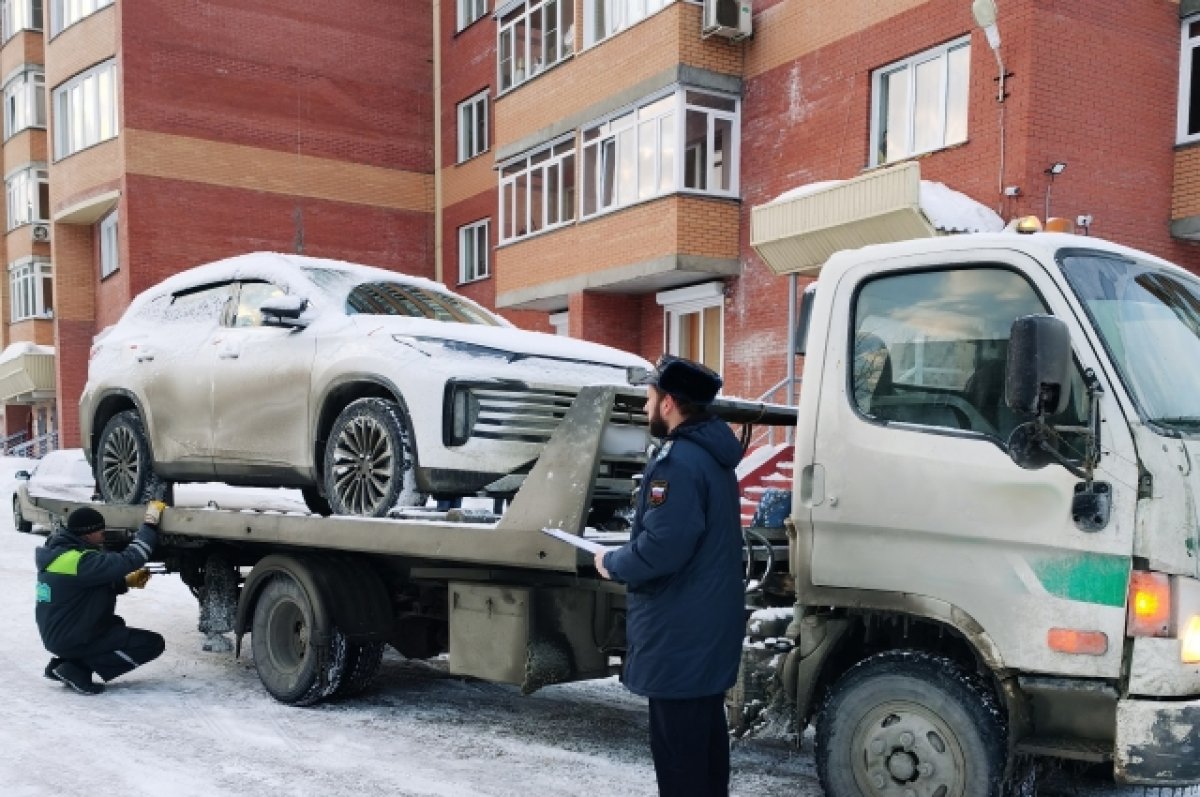 У жительницы Новосибирска забрали кроссовер за 3,5 млн рублей из-за долгов  | АиФ Новосибирск