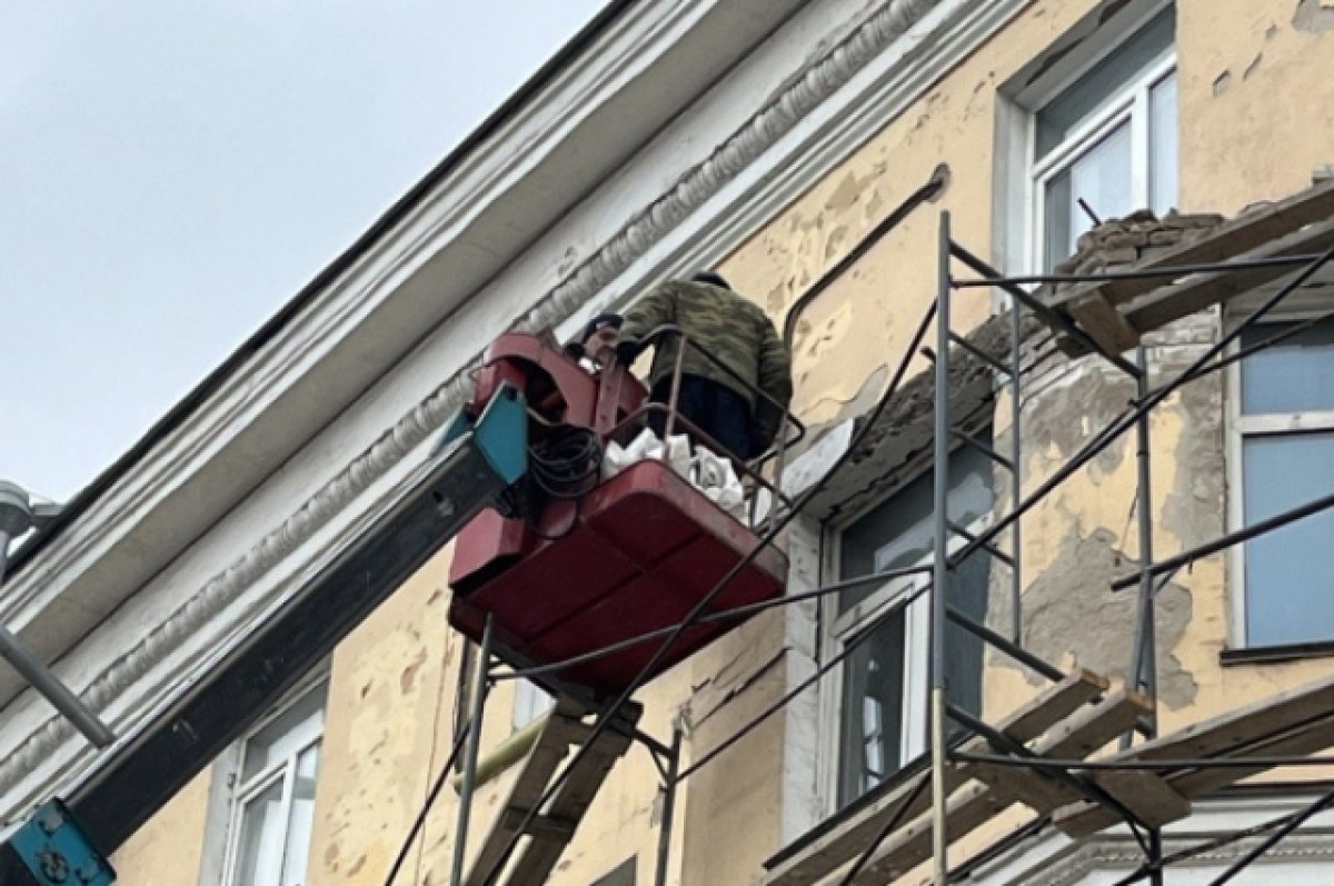 В Барнауле начали ремонт фасада на проспекте Строителей