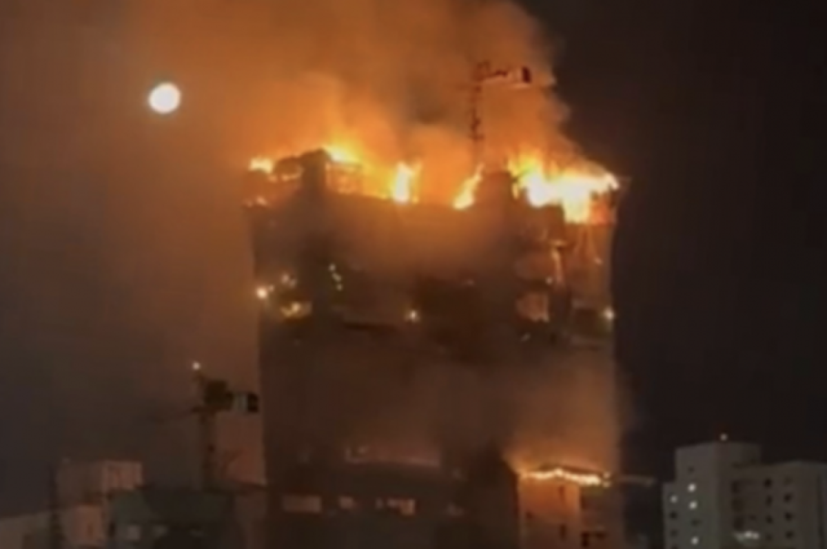 Сильный пожар произошел на небоскребе в бразильском Ресифи