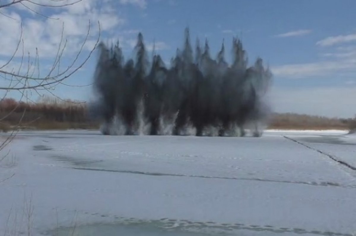 Опубликовано эпичное видео взрыва льда на реке в Алтайском крае