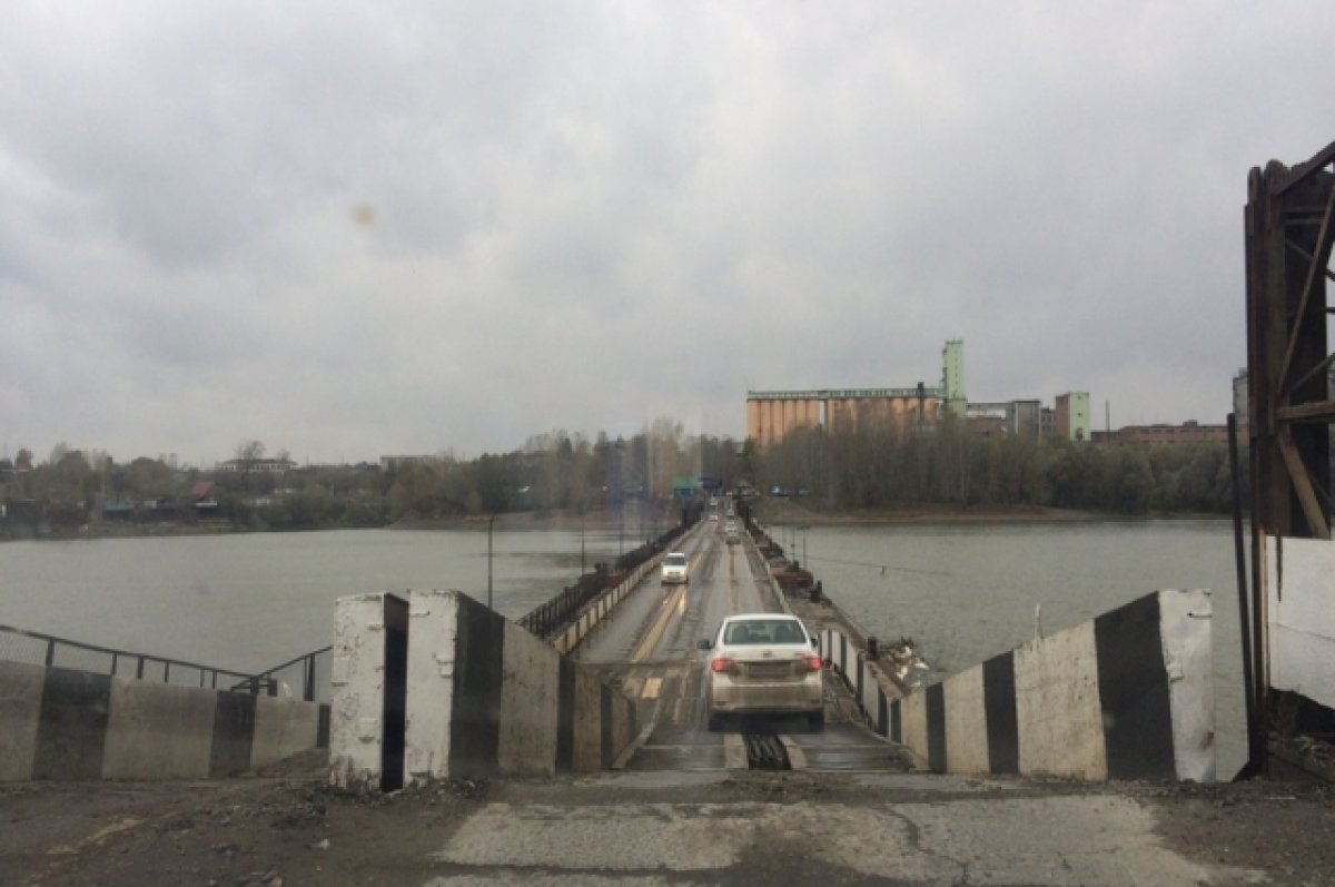 Понтонный мост развели в Бийске 29 марта