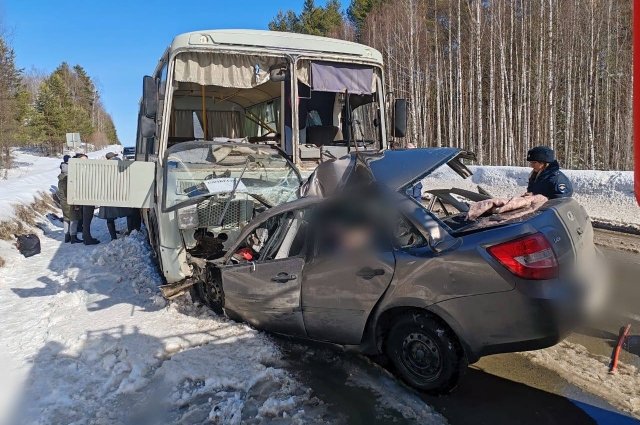 Ещё один  пассажир автомобиля и четыре пассажира автобуса получили травмы /