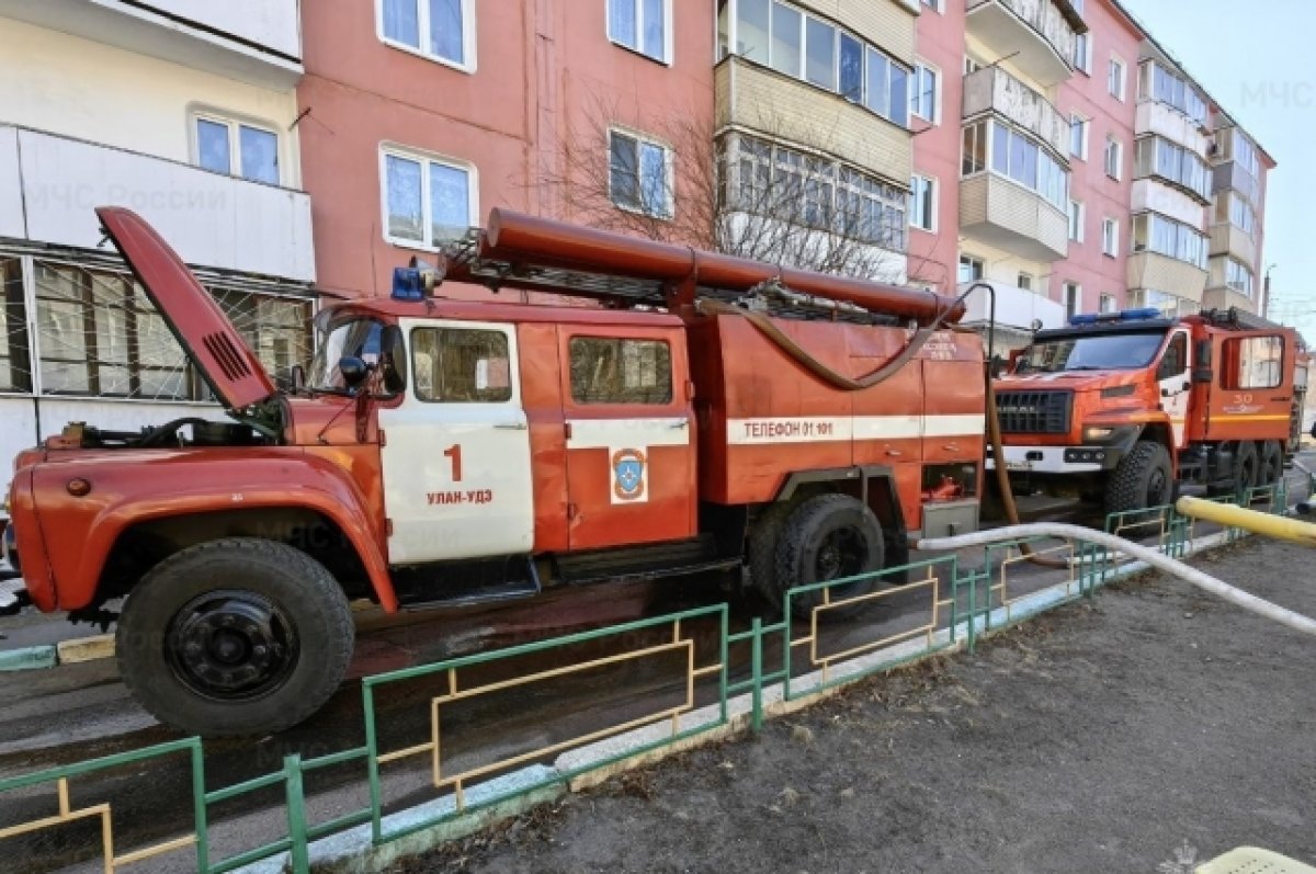 14 человек спасли из задымленного подъезда жилого дома в Улан-Удэ | АиФ  Бурятия