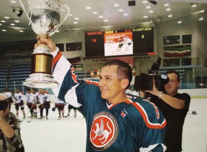 Команда правительства РТ во главе с Рустамом Миннихановым выиграла хоккейный матч у команды телеканала 