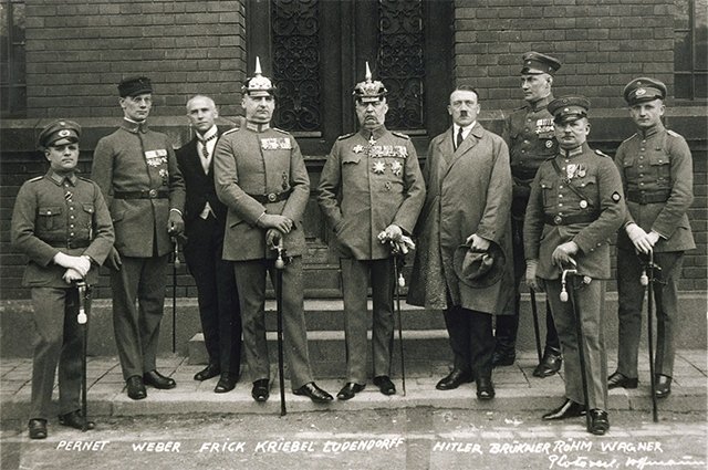 По завершении судебного процесса. 1 апреля 1924 г. Организаторы путча слева направо: Хайнц Пернет, Фридрих Вебер, Вильгельм Фрик, Герман Крибель, Эрих Людендорф, Адольф Гитлер, Вильгельм Брюкнер, Эрнст Рем и Роберт Вагнер.