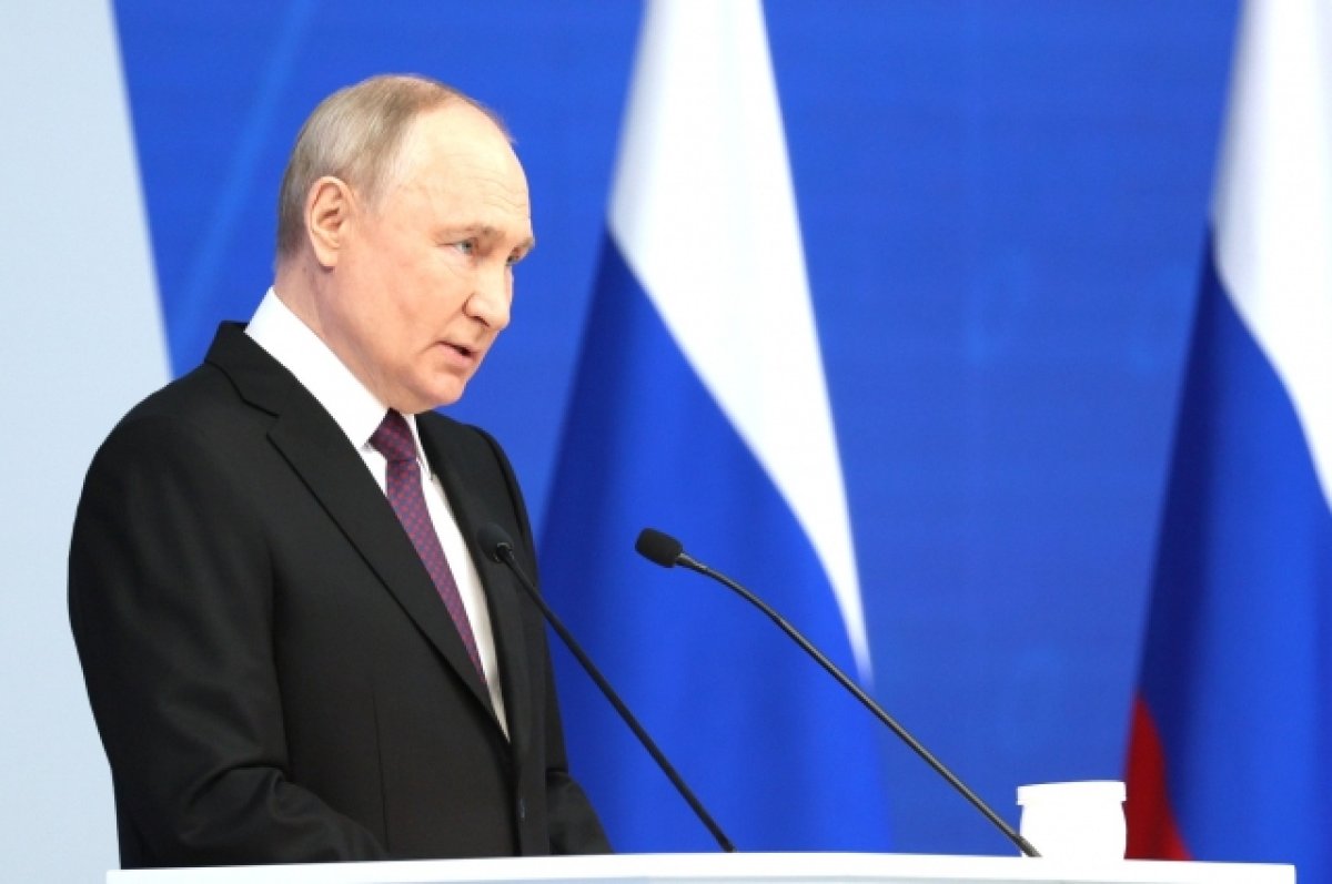 Путин поручил выделить триллион рублей на объекты здравоохранения