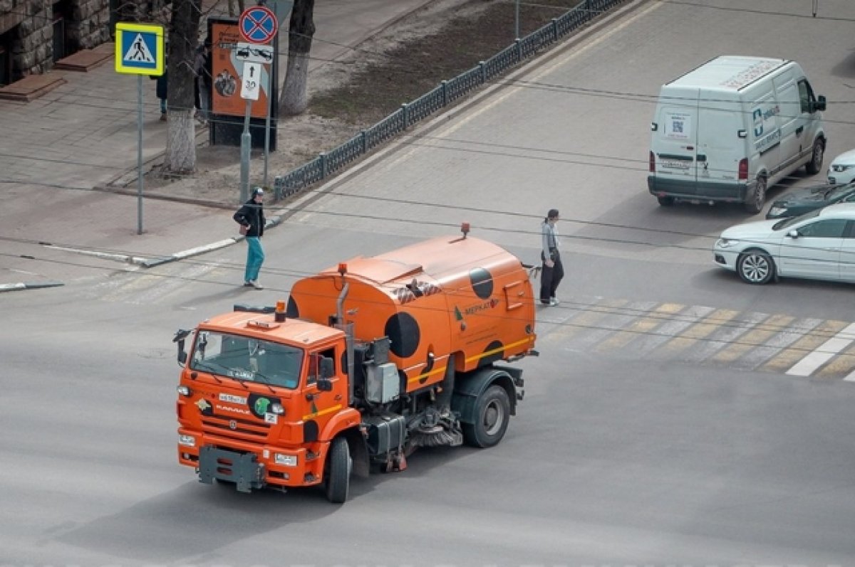 На улицы Брянска 1 апреля вышли автопылесосы и поливальные машины