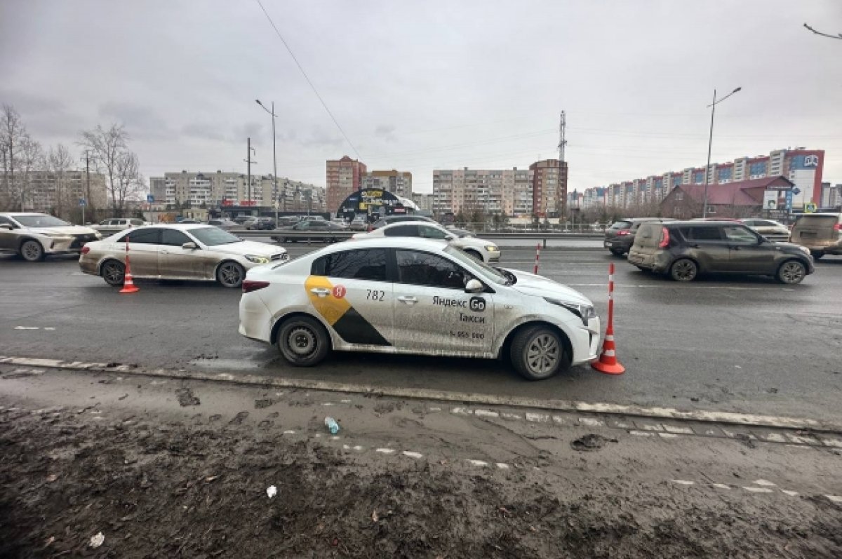 В Тюмени автомобиль сбил школьников, предлагающих водителям помыть фары |  АиФ Тюмень