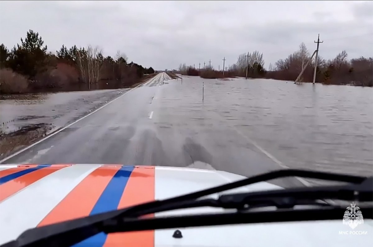 Талая вода на Алтае подтопила автомобильную дорогу