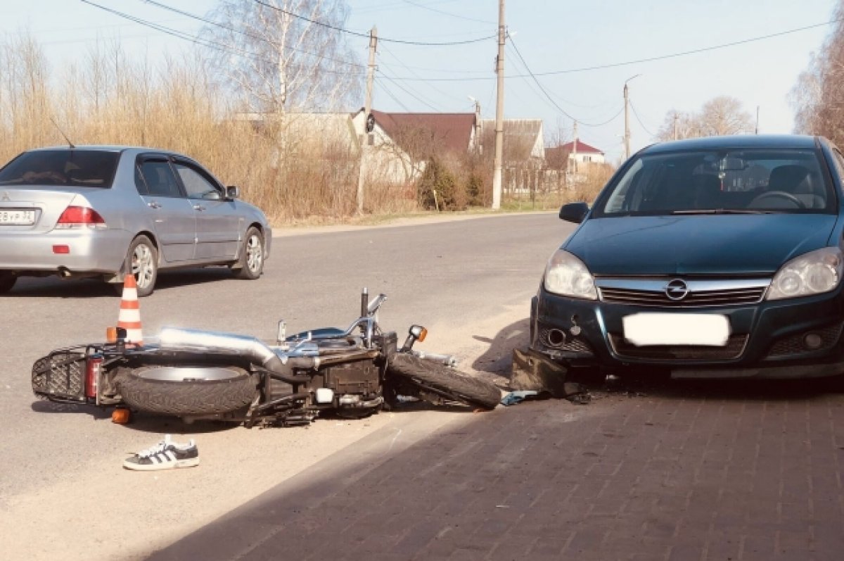 Женщина на Renault Logan сбила мотоциклиста в брянском Новозыбкове