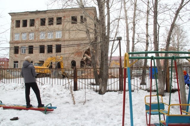 Зданию больше полувека, и строилось оно хозспособом.