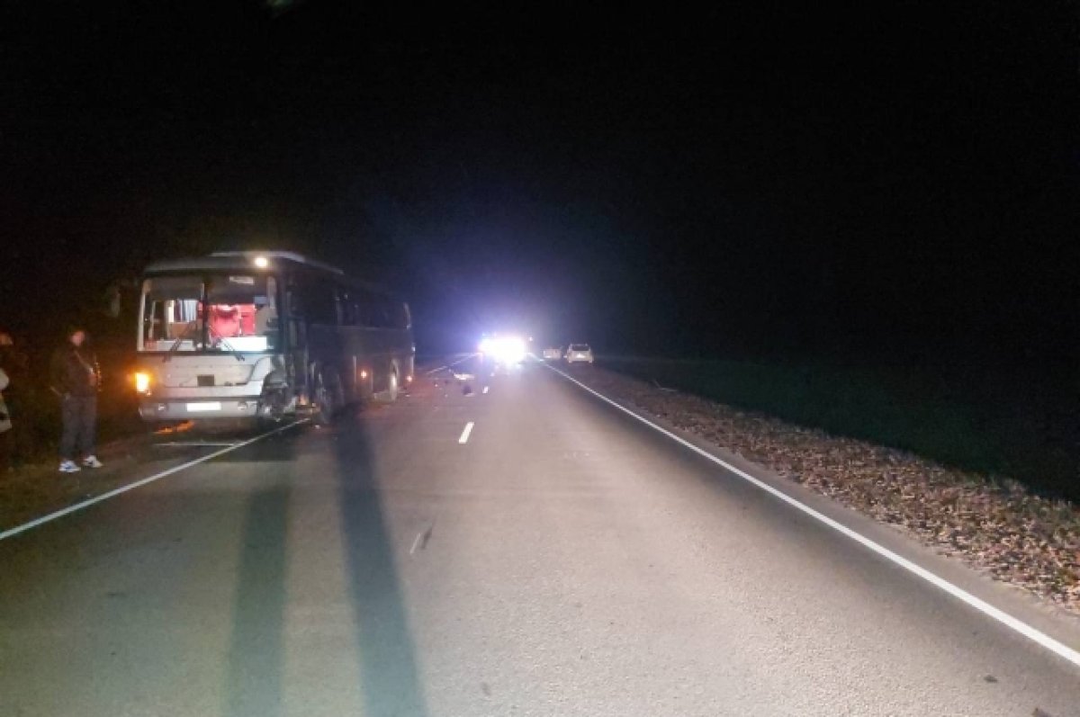 Водитель легковушки скончался в ДТП с автобусом в Ростовской области