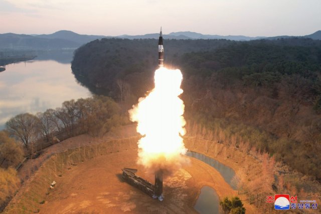 Запуск гиперзвуковой ракеты «Хвасонпхо-16НА» Ким Чен Ыном