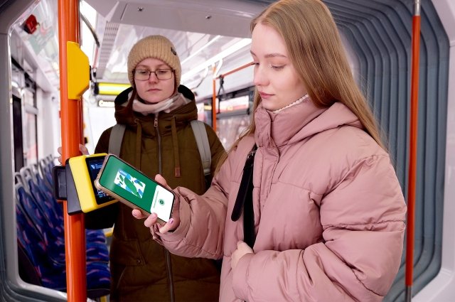 Cтоимость поездок в городских автобусах снизилась на 5 рублей. Надо только оплачивать их картой «Мир», загруженной в смартфон.