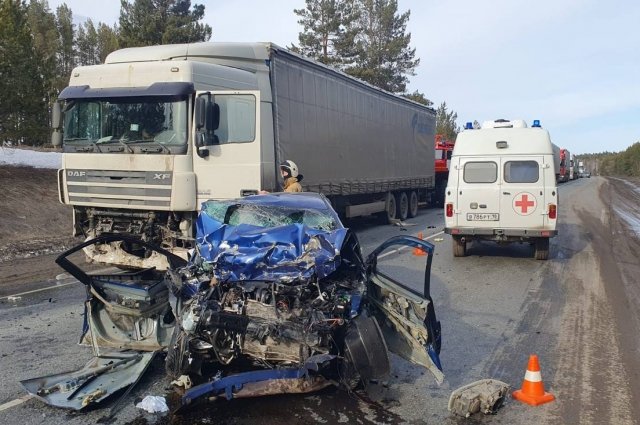 Пассажир автомобиля погиб, водителя отвезли в больницу