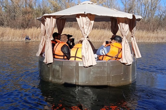 В Волгоградской области на ерике Верблюд гости проведут время в лодках-беседках.