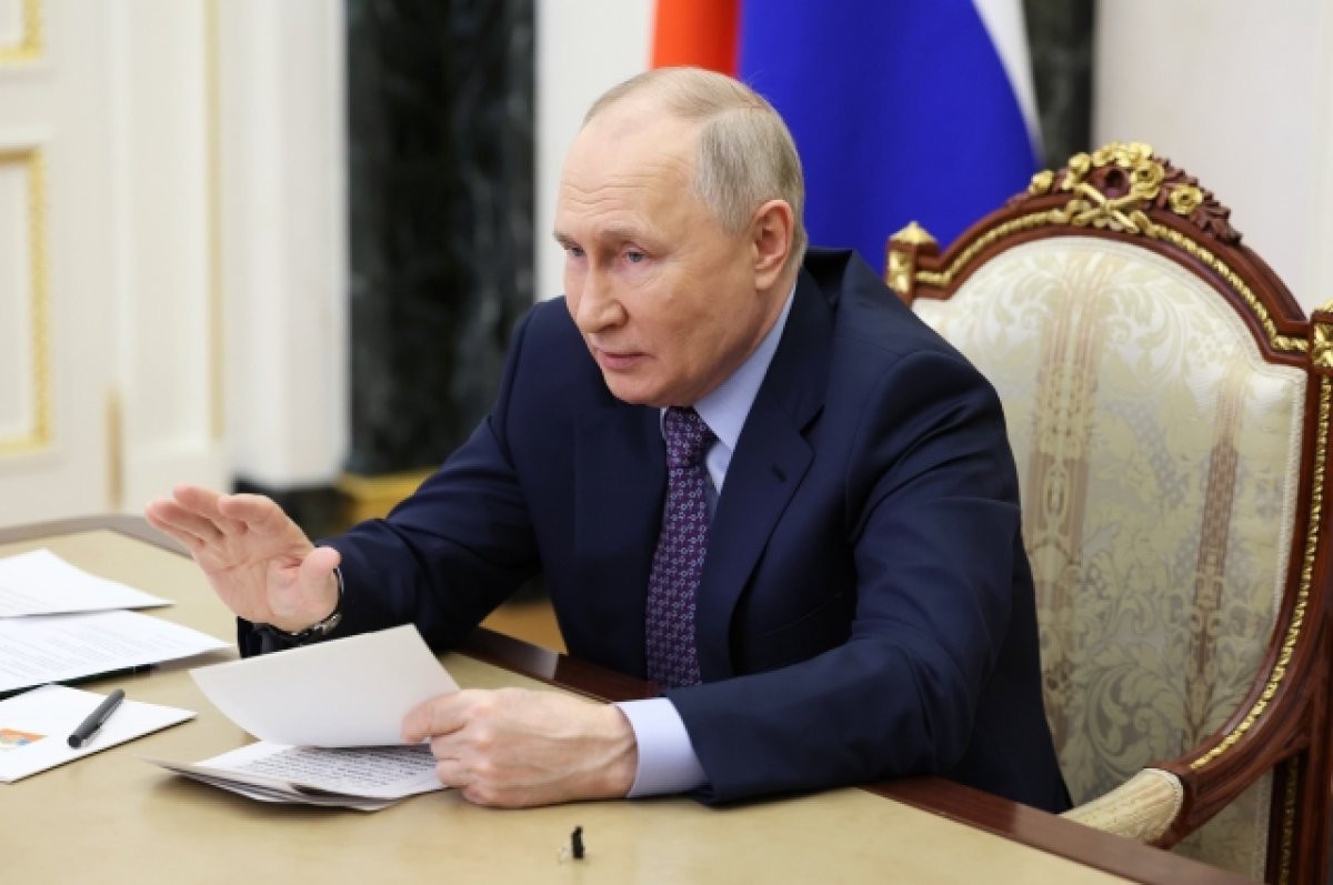 Путин поздравил Мишустина за отчет правительства в Госдуме