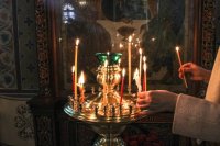Многие теряются и не знают, как правильно ставить свечи в храме.  