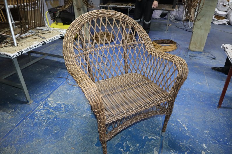 Самая сложная и самая популярная его работа — кресла из набора плетёной садовой мебели.