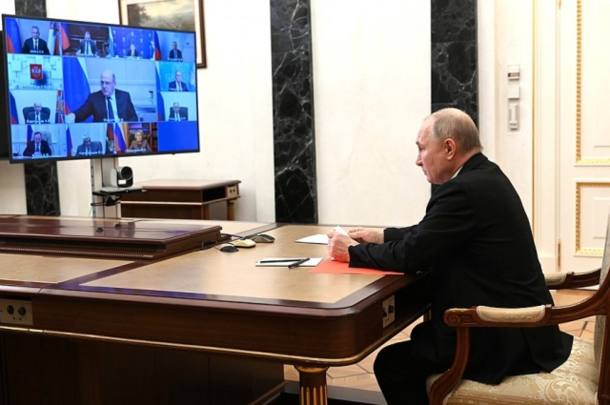 Путин обсудил с членами Совбеза борьбу с организованной преступностью