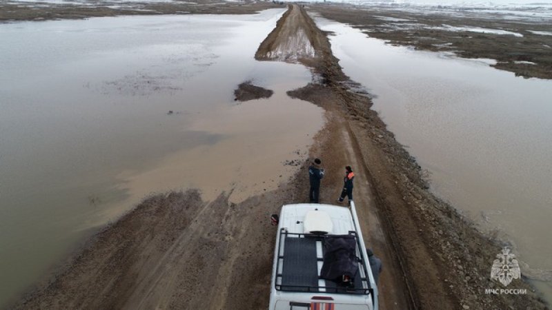 В Баймакском районе дорогу залило талыми водами.