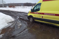 Машина скорой помощи увязла в грязи по пути в больницу 1 апреля