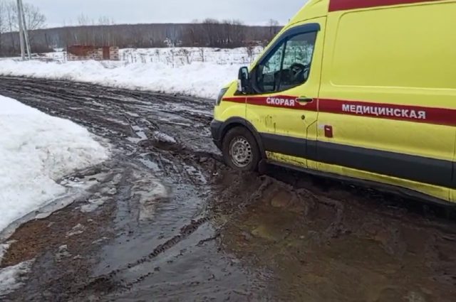 Машина скорой помощи увязла в грязи по пути в больницу 1 апреля