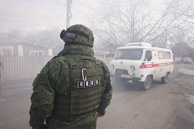 Сотрудник Совместного центра контроля и координации вопросов прекращения огня и стабилизации линии разграничения сторон (СЦКК) Донецкой Народной Республики на месте обстрела ракетами РСЗО со стороны ВСУ.