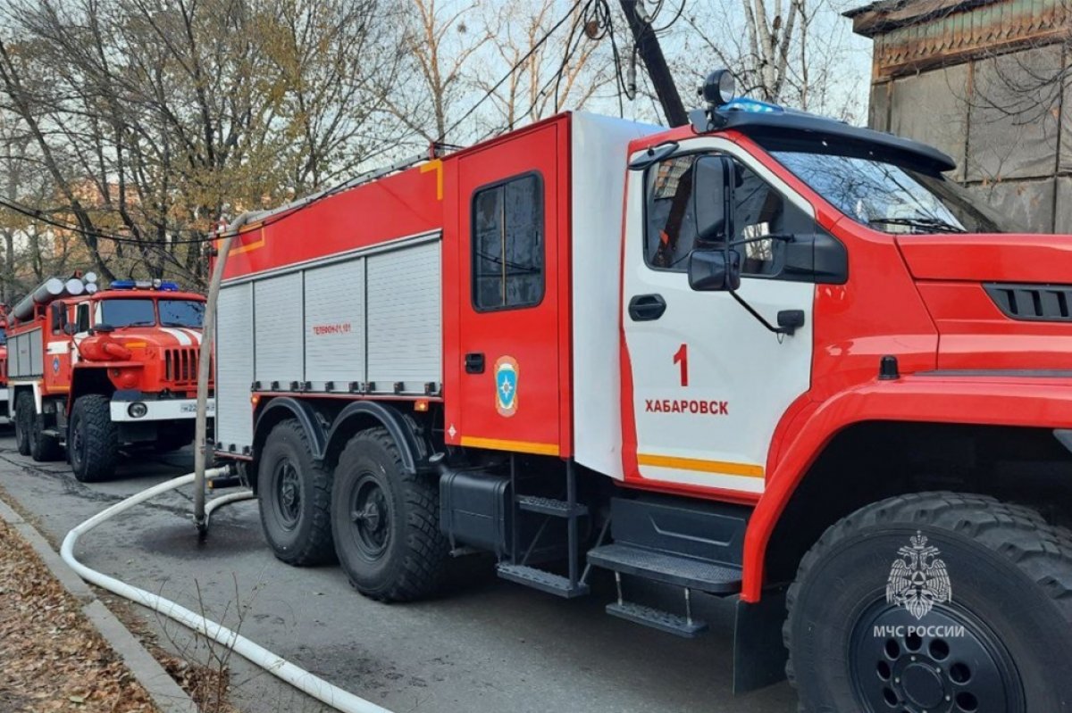 В Хабаровске спасли двух человек на пожаре в бараке | АиФ Хабаровск