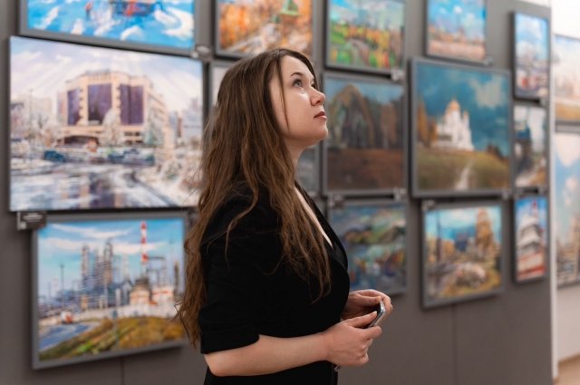 В выставочном зале музейного комплекса Ухты представили экспозицию работ художников из Республики Коми и Пермского края.